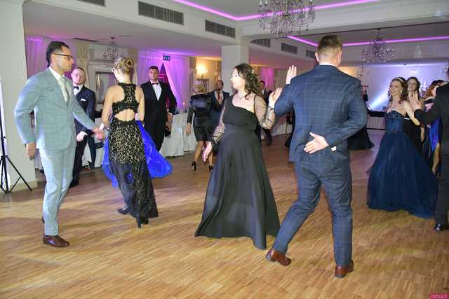 [WIDEO/FOTO] Szykowne stroje, uroczysty polonez i doskonała zabawa! Studniówka Zespołu Szkół Centrum Kształcenia Rolniczego w Mokrzeszowie