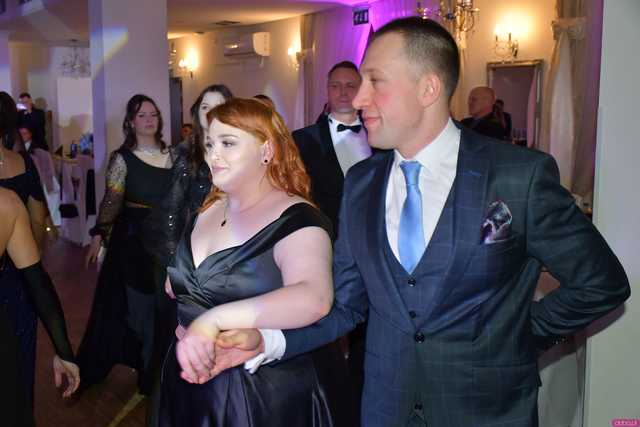 [WIDEO/FOTO] Szykowne stroje, uroczysty polonez i doskonała zabawa! Studniówka Zespołu Szkół Centrum Kształcenia Rolniczego w Mokrzeszowie