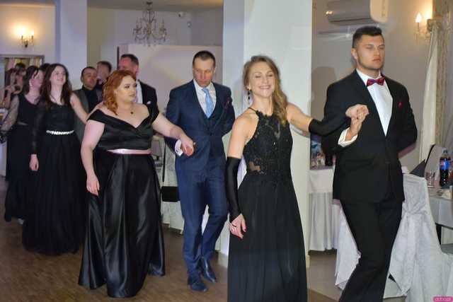 [WIDEO/FOTO] Szykowne stroje, uroczysty polonez i doskonała zabawa! Studniówka Zespołu Szkół Centrum Kształcenia Rolniczego w Mokrzeszowie