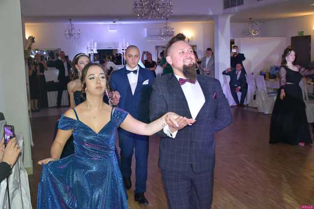 [WIDEO/FOTO] Szykowne stroje, uroczysty polonez i doskonała zabawa! Studniówka Zespołu Szkół Centrum Kształcenia Rolniczego w Mokrzeszowie