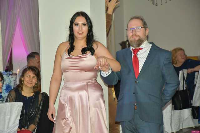 [WIDEO/FOTO] Szykowne stroje, uroczysty polonez i doskonała zabawa! Studniówka Zespołu Szkół Centrum Kształcenia Rolniczego w Mokrzeszowie