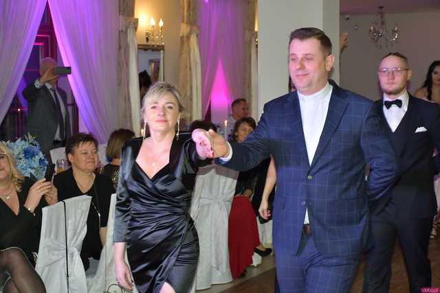 [WIDEO/FOTO] Szykowne stroje, uroczysty polonez i doskonała zabawa! Studniówka Zespołu Szkół Centrum Kształcenia Rolniczego w Mokrzeszowie