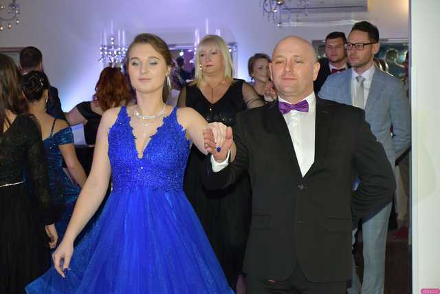 [WIDEO/FOTO] Szykowne stroje, uroczysty polonez i doskonała zabawa! Studniówka Zespołu Szkół Centrum Kształcenia Rolniczego w Mokrzeszowie
