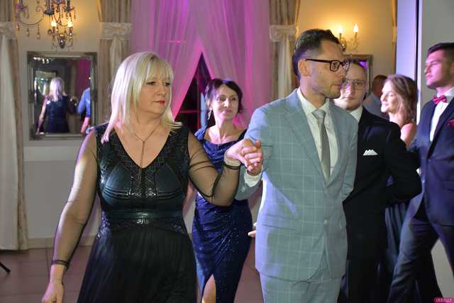 [WIDEO/FOTO] Szykowne stroje, uroczysty polonez i doskonała zabawa! Studniówka Zespołu Szkół Centrum Kształcenia Rolniczego w Mokrzeszowie