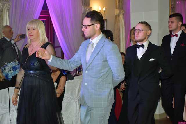 [WIDEO/FOTO] Szykowne stroje, uroczysty polonez i doskonała zabawa! Studniówka Zespołu Szkół Centrum Kształcenia Rolniczego w Mokrzeszowie