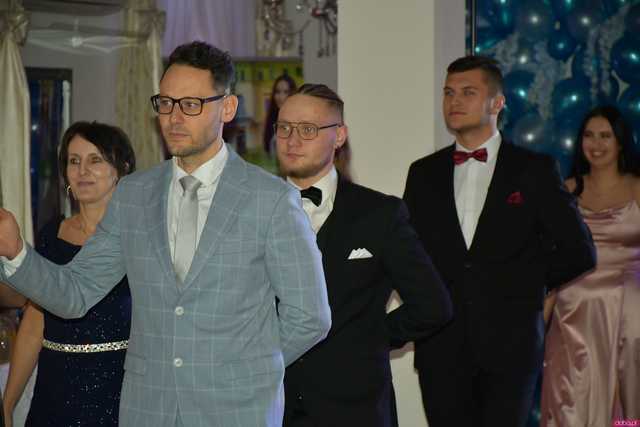 [WIDEO/FOTO] Szykowne stroje, uroczysty polonez i doskonała zabawa! Studniówka Zespołu Szkół Centrum Kształcenia Rolniczego w Mokrzeszowie