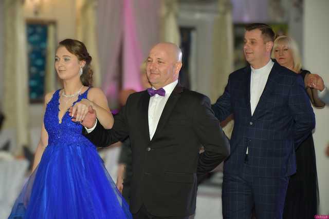 [WIDEO/FOTO] Szykowne stroje, uroczysty polonez i doskonała zabawa! Studniówka Zespołu Szkół Centrum Kształcenia Rolniczego w Mokrzeszowie