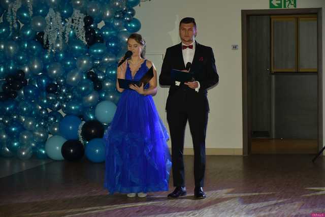 [WIDEO/FOTO] Szykowne stroje, uroczysty polonez i doskonała zabawa! Studniówka Zespołu Szkół Centrum Kształcenia Rolniczego w Mokrzeszowie