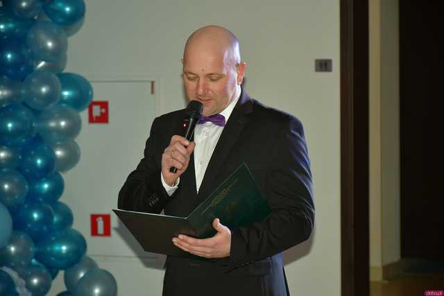 [WIDEO/FOTO] Szykowne stroje, uroczysty polonez i doskonała zabawa! Studniówka Zespołu Szkół Centrum Kształcenia Rolniczego w Mokrzeszowie