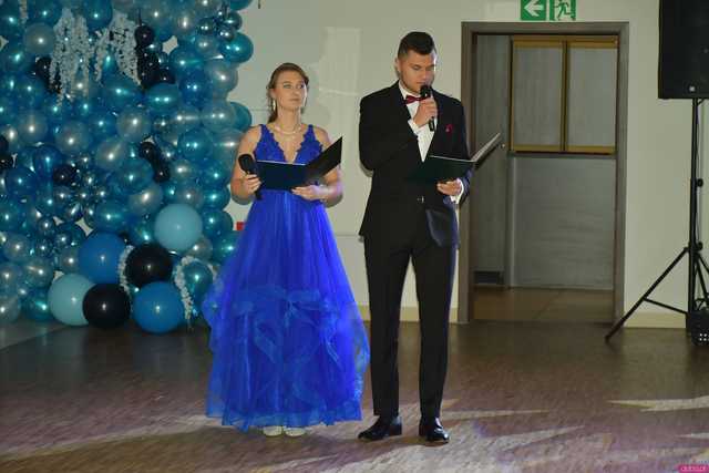 [WIDEO/FOTO] Szykowne stroje, uroczysty polonez i doskonała zabawa! Studniówka Zespołu Szkół Centrum Kształcenia Rolniczego w Mokrzeszowie