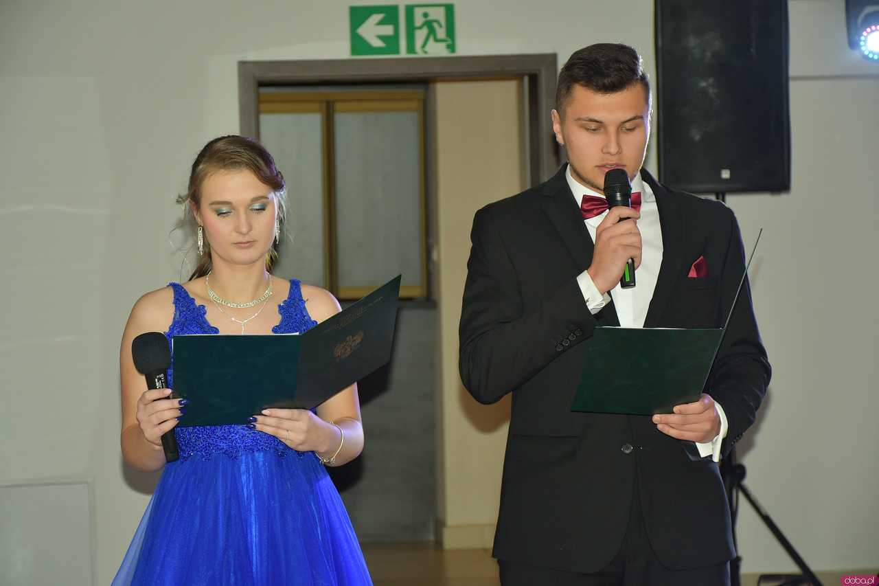 [WIDEO/FOTO] Szykowne stroje, uroczysty polonez i doskonała zabawa! Studniówka Zespołu Szkół Centrum Kształcenia Rolniczego w Mokrzeszowie