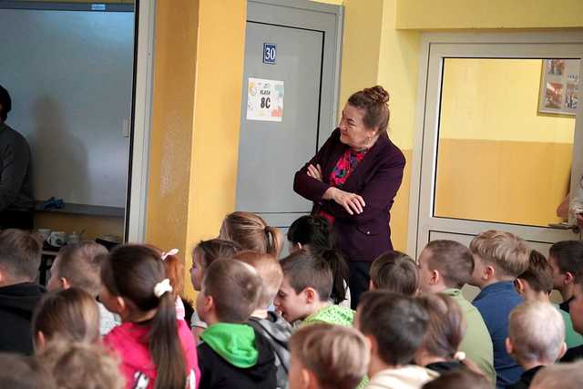 [FOTO] Bezpieczne ferie zimowe, czyli edukacyjne spotkania z ratownikiem górskim i funkcjonariuszami policji