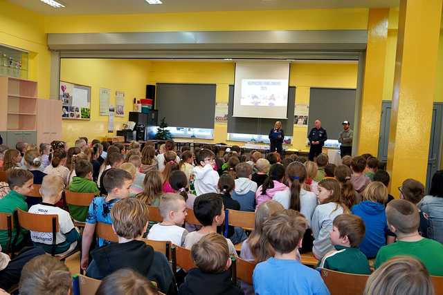 [FOTO] Bezpieczne ferie zimowe, czyli edukacyjne spotkania z ratownikiem górskim i funkcjonariuszami policji