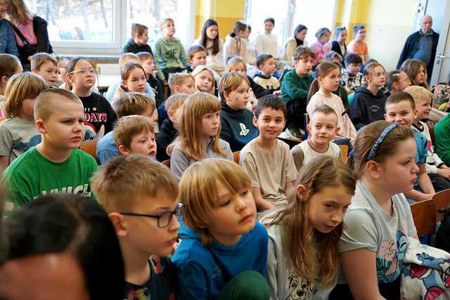 [FOTO] Bezpieczne ferie zimowe, czyli edukacyjne spotkania z ratownikiem górskim i funkcjonariuszami policji