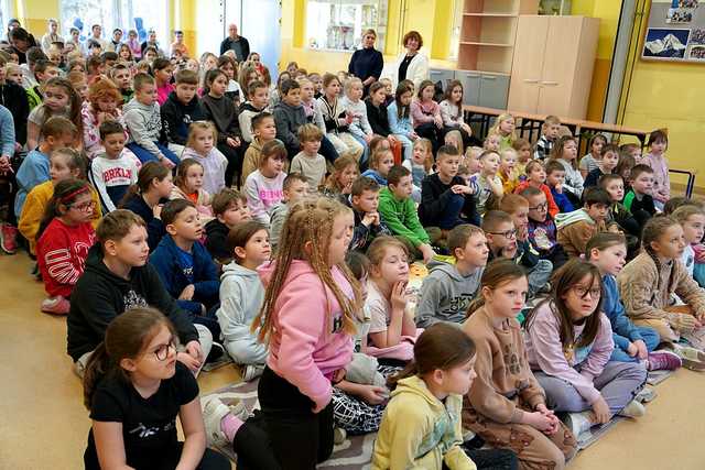 [FOTO] Bezpieczne ferie zimowe, czyli edukacyjne spotkania z ratownikiem górskim i funkcjonariuszami policji