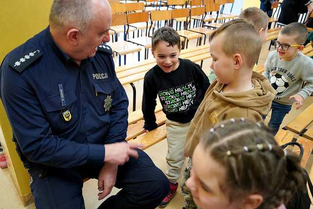 [FOTO] Bezpieczne ferie zimowe, czyli edukacyjne spotkania z ratownikiem górskim i funkcjonariuszami policji