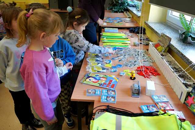 [FOTO] Bezpieczne ferie zimowe, czyli edukacyjne spotkania z ratownikiem górskim i funkcjonariuszami policji