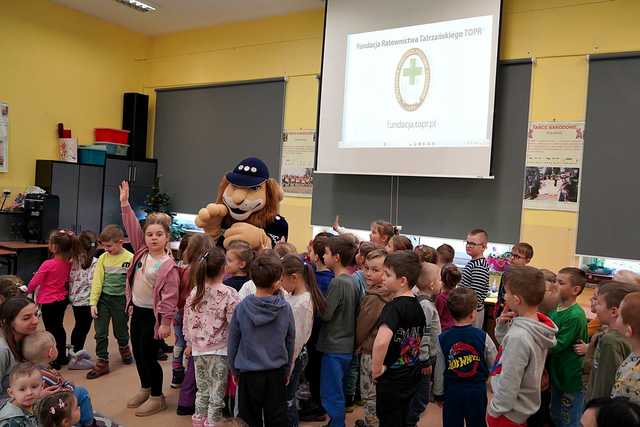 [FOTO] Bezpieczne ferie zimowe, czyli edukacyjne spotkania z ratownikiem górskim i funkcjonariuszami policji