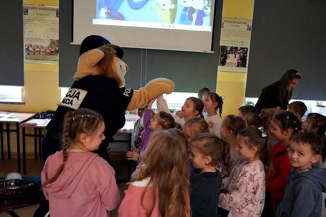 [FOTO] Bezpieczne ferie zimowe, czyli edukacyjne spotkania z ratownikiem górskim i funkcjonariuszami policji