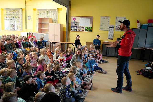 [FOTO] Bezpieczne ferie zimowe, czyli edukacyjne spotkania z ratownikiem górskim i funkcjonariuszami policji