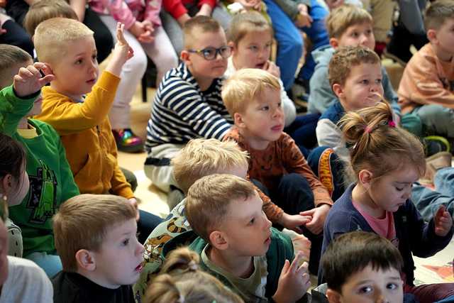 [FOTO] Bezpieczne ferie zimowe, czyli edukacyjne spotkania z ratownikiem górskim i funkcjonariuszami policji