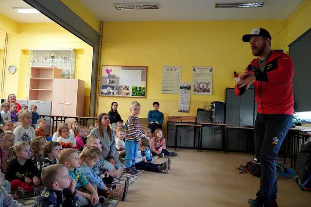 [FOTO] Bezpieczne ferie zimowe, czyli edukacyjne spotkania z ratownikiem górskim i funkcjonariuszami policji
