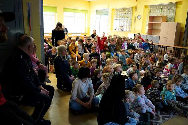 [FOTO] Bezpieczne ferie zimowe, czyli edukacyjne spotkania z ratownikiem górskim i funkcjonariuszami policji