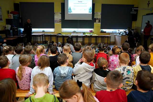 [FOTO] Bezpieczne ferie zimowe, czyli edukacyjne spotkania z ratownikiem górskim i funkcjonariuszami policji