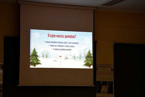 [FOTO] Bezpieczne ferie zimowe, czyli edukacyjne spotkania z ratownikiem górskim i funkcjonariuszami policji