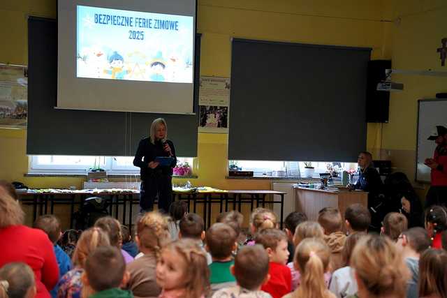 [FOTO] Bezpieczne ferie zimowe, czyli edukacyjne spotkania z ratownikiem górskim i funkcjonariuszami policji