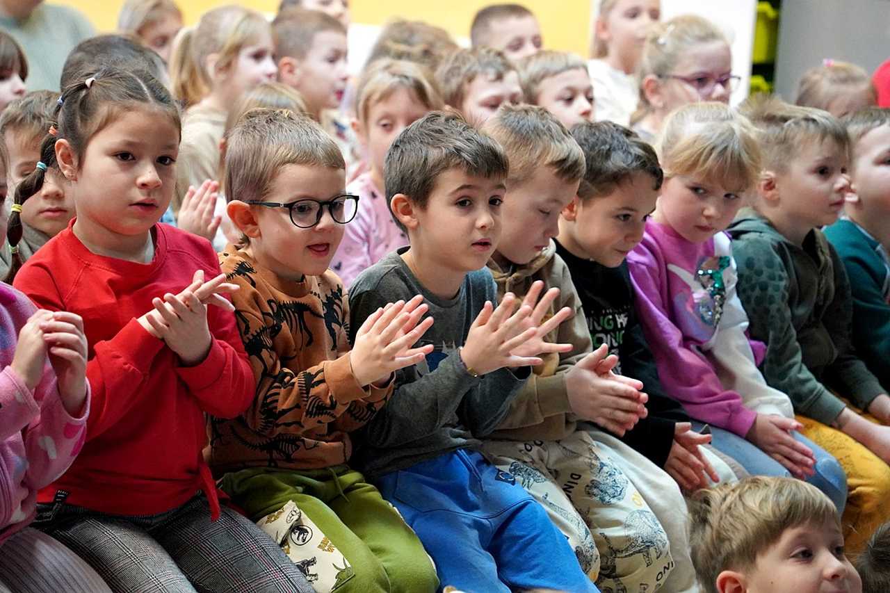 [FOTO] Bezpieczne ferie zimowe, czyli edukacyjne spotkania z ratownikiem górskim i funkcjonariuszami policji