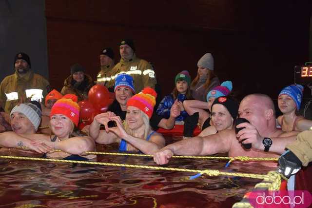 [FOTO] Zimna woda i gorące serca. Świdnickie morsy grają z WOŚP!