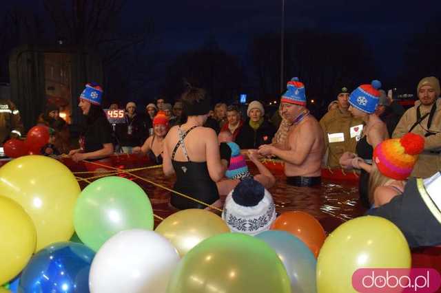 [FOTO] Zimna woda i gorące serca. Świdnickie morsy grają z WOŚP!