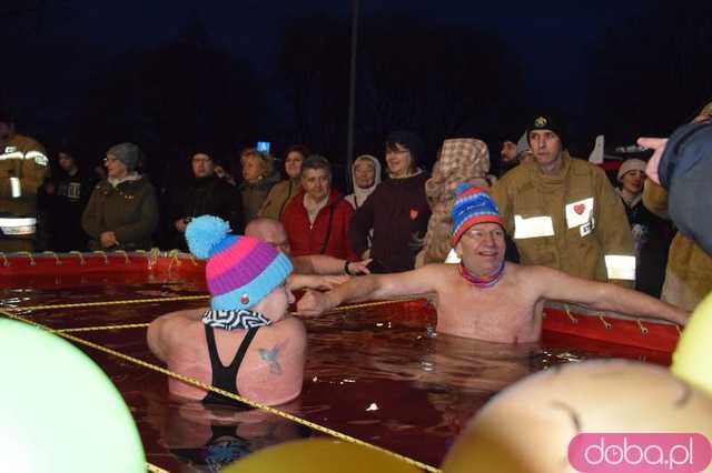 [FOTO] Zimna woda i gorące serca. Świdnickie morsy grają z WOŚP!