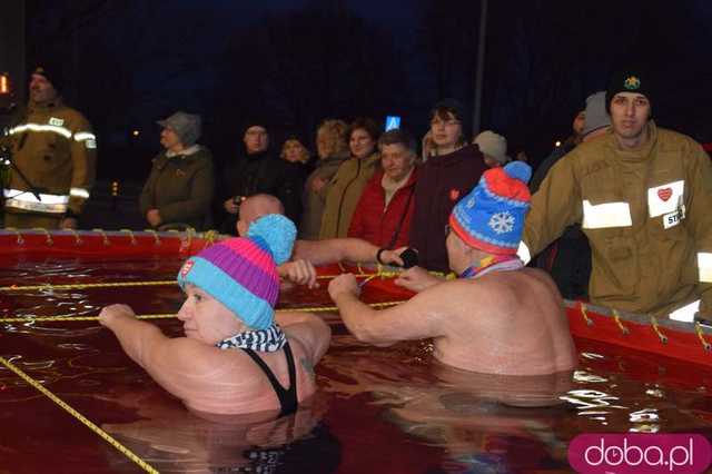 [FOTO] Zimna woda i gorące serca. Świdnickie morsy grają z WOŚP!