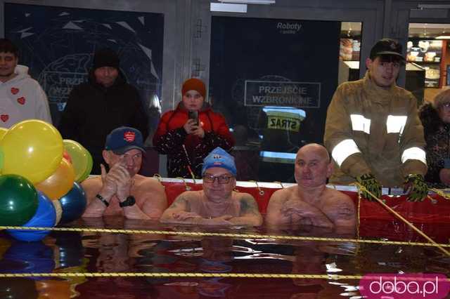 [FOTO] Zimna woda i gorące serca. Świdnickie morsy grają z WOŚP!