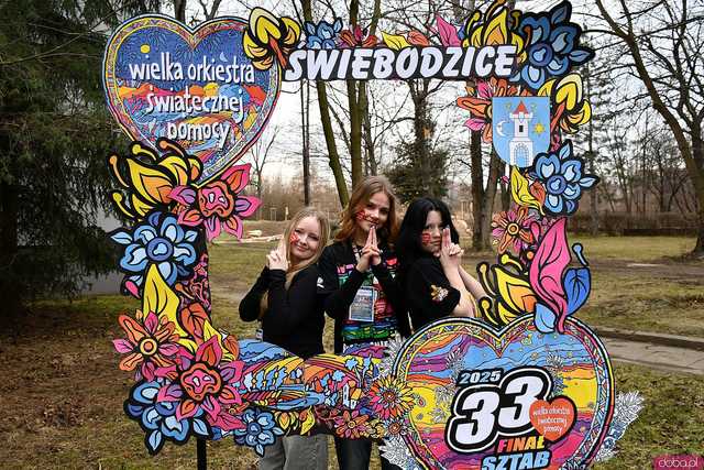 [WIDEO/FOTO] Świebodzice grają z WOŚP. Trwa 33. Finał orkiestry