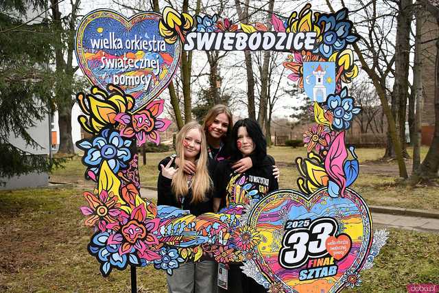 [WIDEO/FOTO] Świebodzice grają z WOŚP. Trwa 33. Finał orkiestry