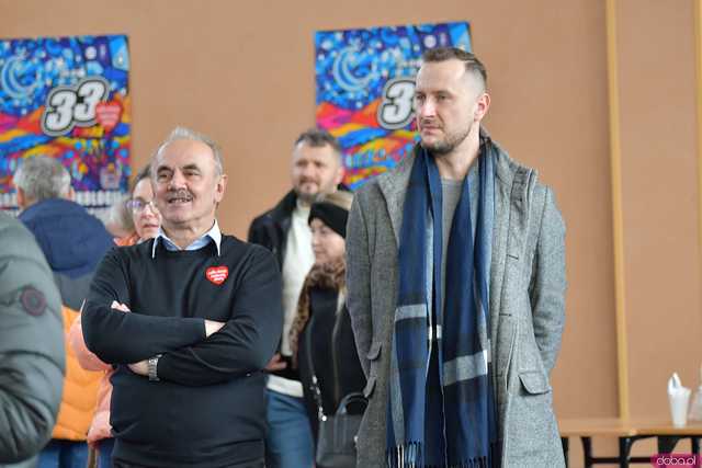 [WIDEO/FOTO] Świebodzice grają z WOŚP. Trwa 33. Finał orkiestry