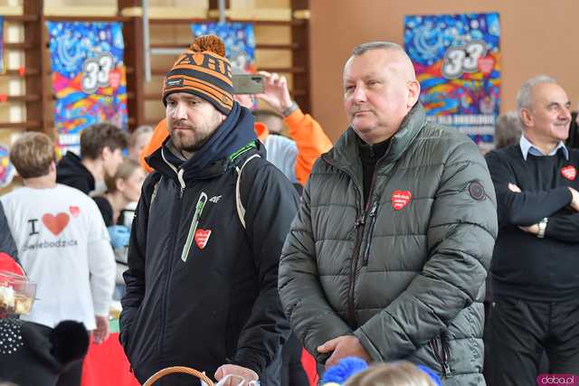 [WIDEO/FOTO] Świebodzice grają z WOŚP. Trwa 33. Finał orkiestry