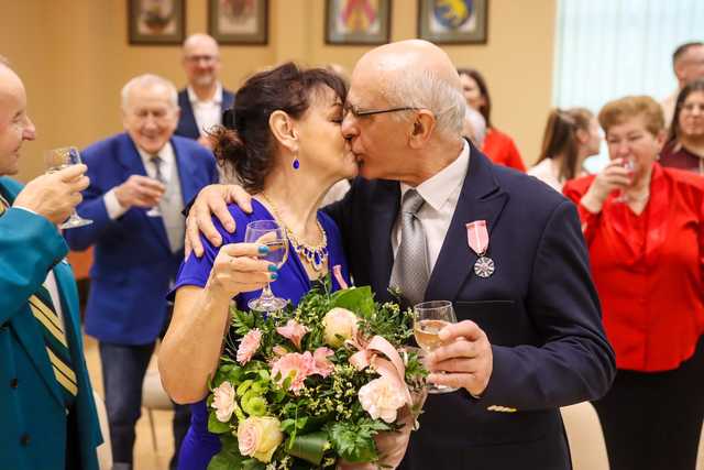 [FOTO] Wspaniały jubileusz! 10 par ze Świdnicy świętowało Złote Gody