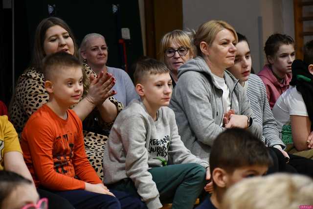 [WIDEO/FOTO] Terapia przez sztukę i zabawę. Muzyczne wydarzenie dla podopiecznych Zespołu Szkół Specjalnych