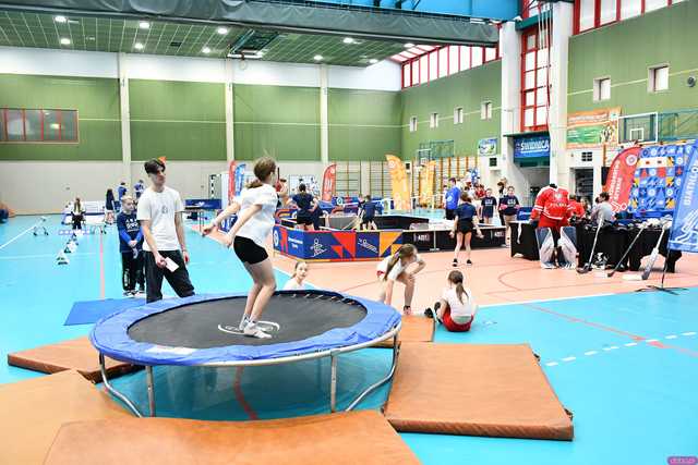 [WIDEO/FOTO] Trenowali zimowe dyscypliny pod okiem mistrza olimpijskiego. Drugi dzień Zimowej Akademii Sportu w Świdnicy