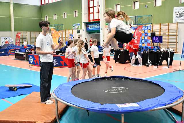 [WIDEO/FOTO] Trenowali zimowe dyscypliny pod okiem mistrza olimpijskiego. Drugi dzień Zimowej Akademii Sportu w Świdnicy