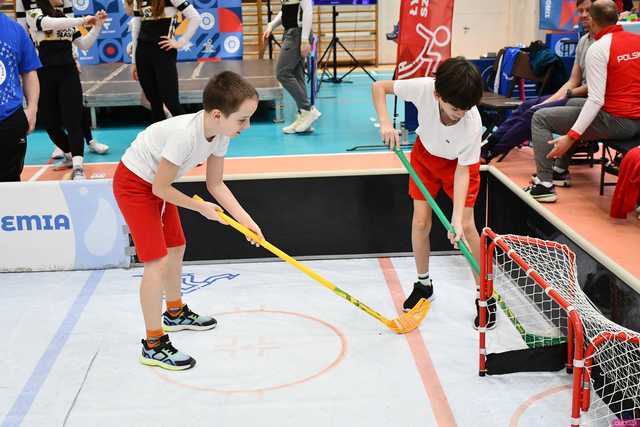 [WIDEO/FOTO] Trenowali zimowe dyscypliny pod okiem mistrza olimpijskiego. Drugi dzień Zimowej Akademii Sportu w Świdnicy