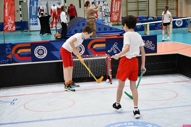 [WIDEO/FOTO] Trenowali zimowe dyscypliny pod okiem mistrza olimpijskiego. Drugi dzień Zimowej Akademii Sportu w Świdnicy