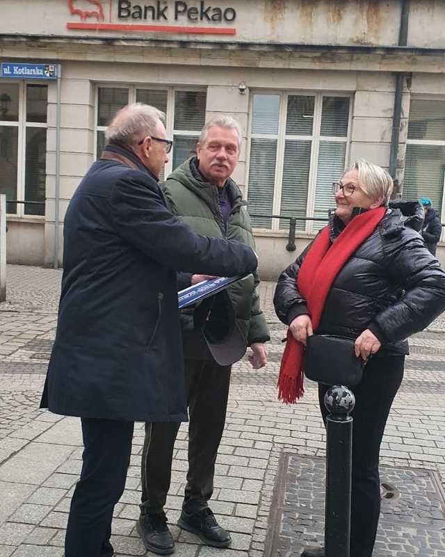 [FOTO] Działacze Koalicji Obywatelskiej zbierali podpisy na listach poparcia dla Rafała Trzaskowskiego