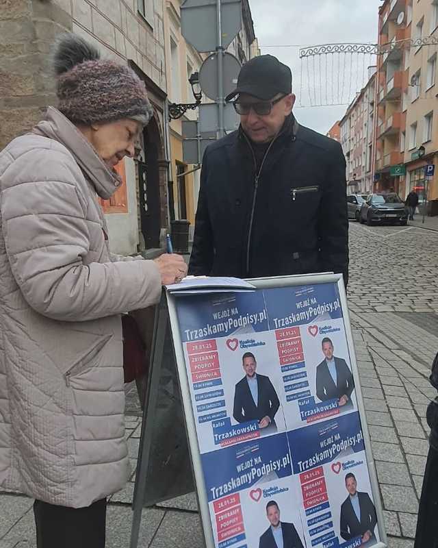 [FOTO] Działacze Koalicji Obywatelskiej zbierali podpisy na listach poparcia dla Rafała Trzaskowskiego