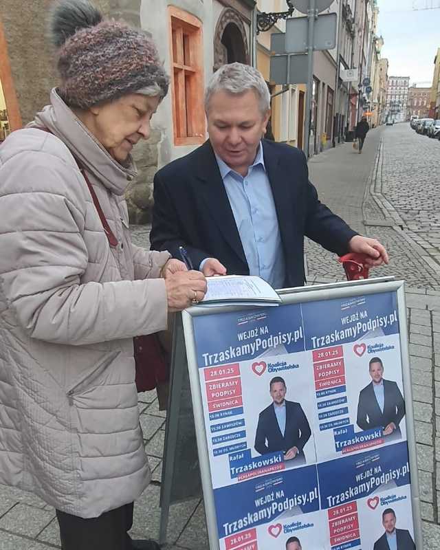 [FOTO] Działacze Koalicji Obywatelskiej zbierali podpisy na listach poparcia dla Rafała Trzaskowskiego