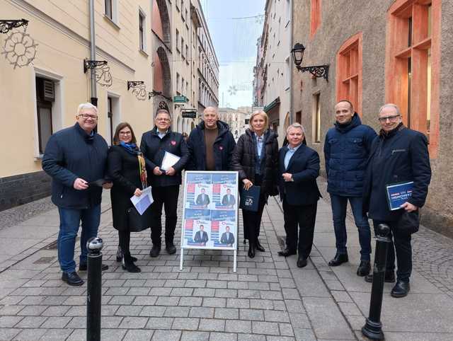 [FOTO] Działacze Koalicji Obywatelskiej zbierali podpisy na listach poparcia dla Rafała Trzaskowskiego